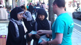 Durch die Verteilung der Hefte auf der Straße werden sowohl junge Menschen als auch Erwachsene auf Londons Straßen erreicht. 